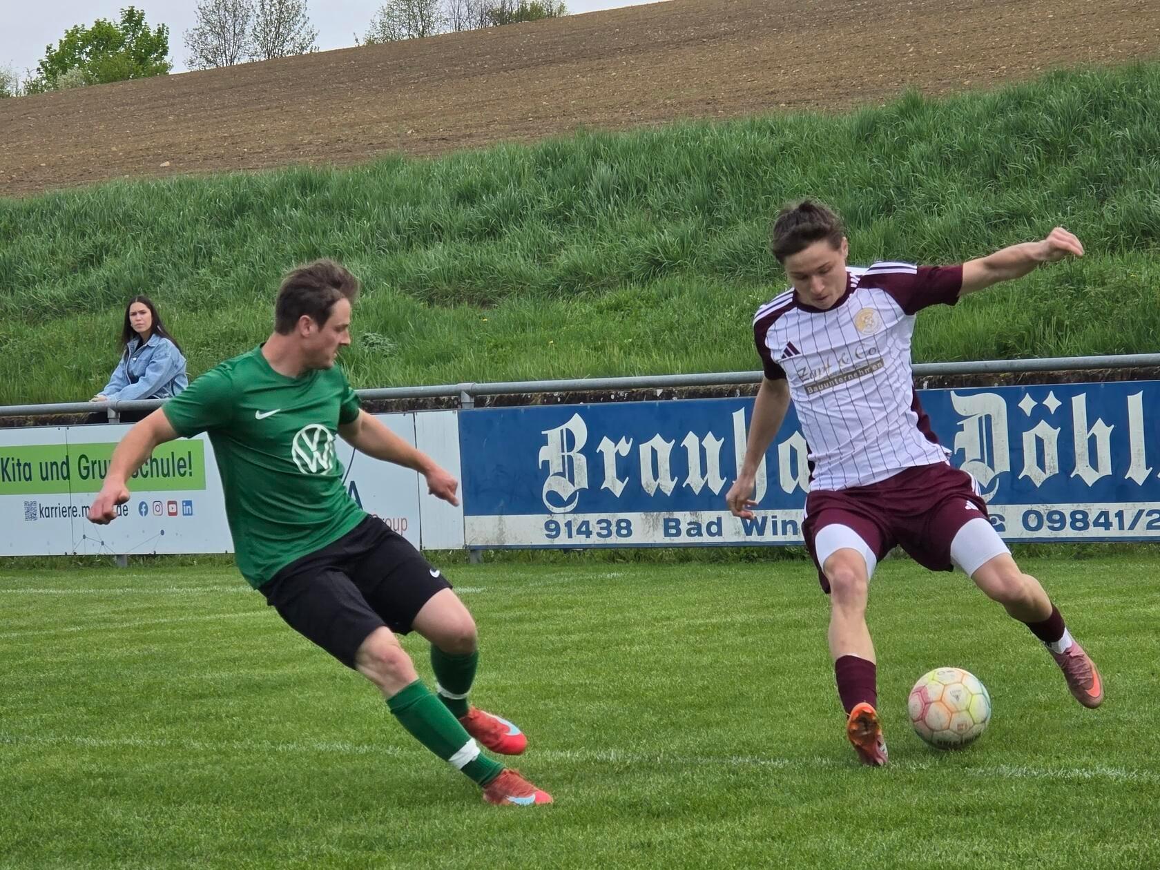 Das Duell zwischen dem aktuell auf dem Abstiegs-Relegationsplatz 13 liegenden SV Ergersheim (in Grün) und der Zweiten des TSV Marktbergel (Rang 12, dem ersten Nichtabstiegsplatz) begann intensiv.