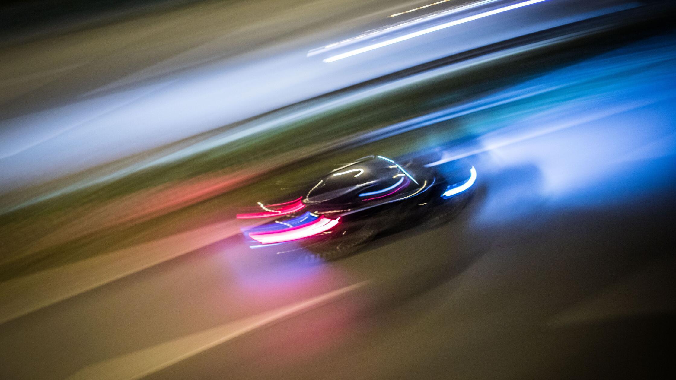 Zu Lichtspuren verwischt sind die Fahrzeuge auf de