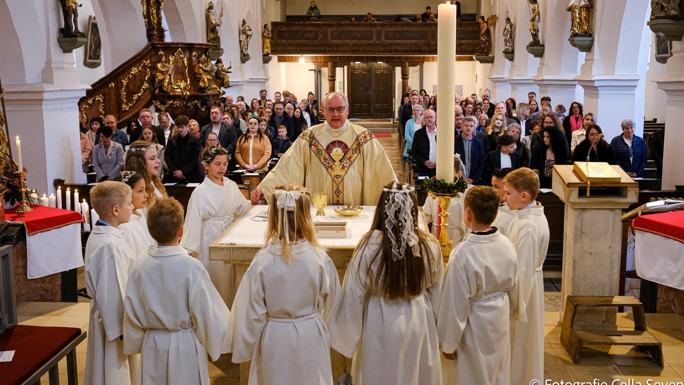 In Freundschaft um den Altar verbunden feierten di