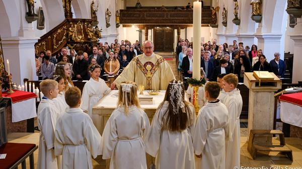 In Freundschaft um den Altar verbunden feierten di