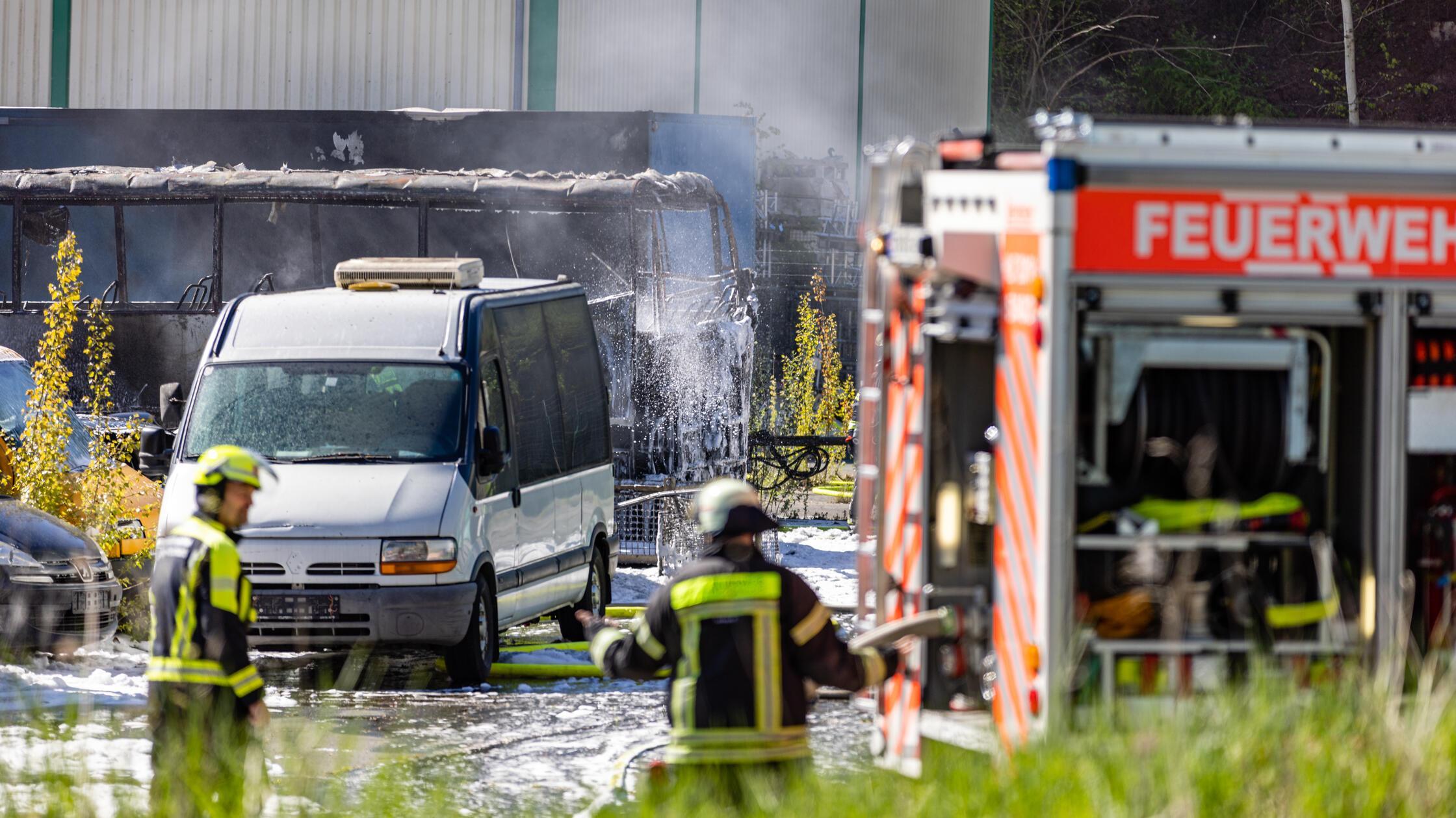 FÃ¼nf Fahrzeuge brennen auf FirmengelÃ¤nde: Rauchw