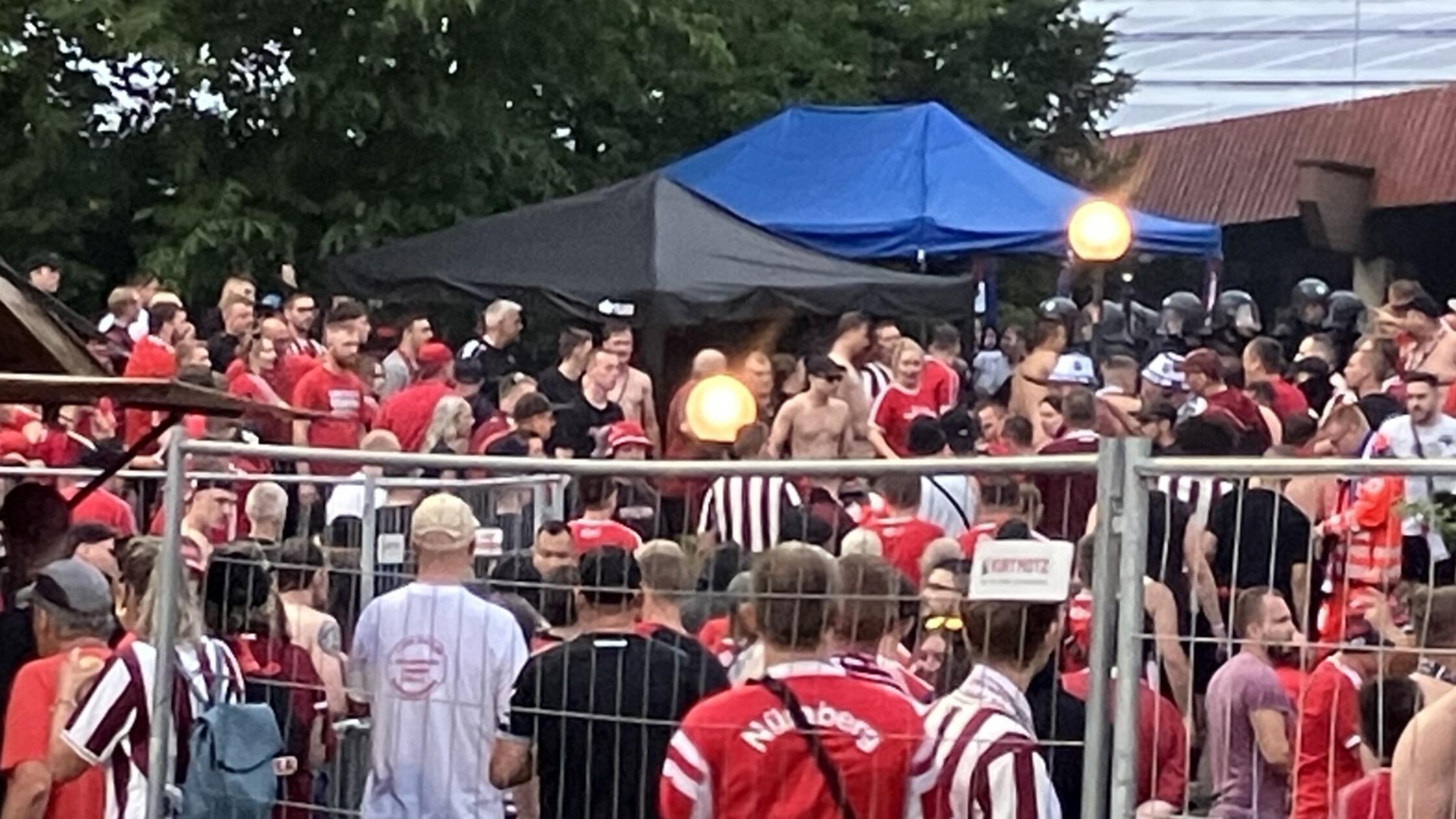 Ausschreitungen von Club-Fans in Illertissen