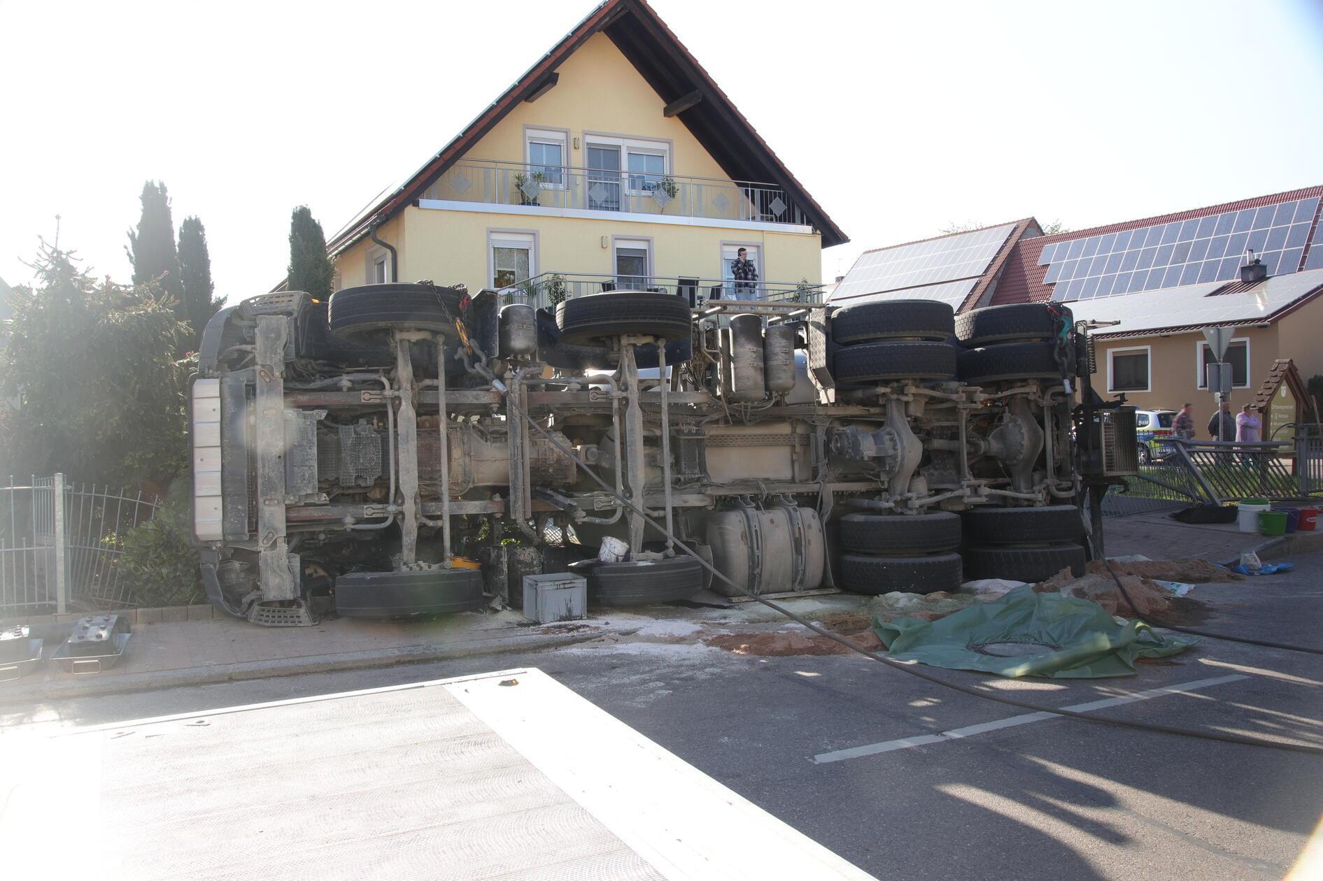 Am Mittwochnachmittag hat sich in Mitteleschenbach im Landkreis Ansbach ein Unfall ereignet. Ein Betonmischer-Lkw kam von der Straße ab und kippte zur Seite um.