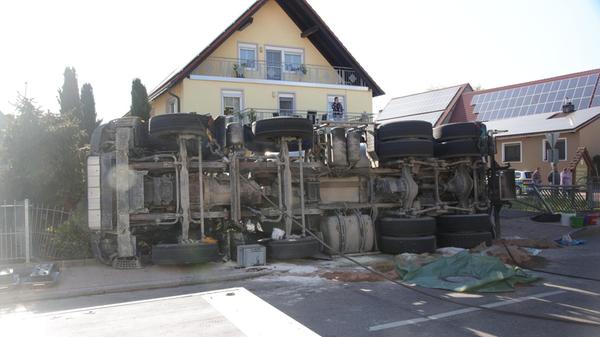 Am Mittwochnachmittag hat sich in Mitteleschenbach im Landkreis Ansbach ein Unfall ereignet. Ein Betonmischer-Lkw kam von der Straße ab und kippte zur Seite um.