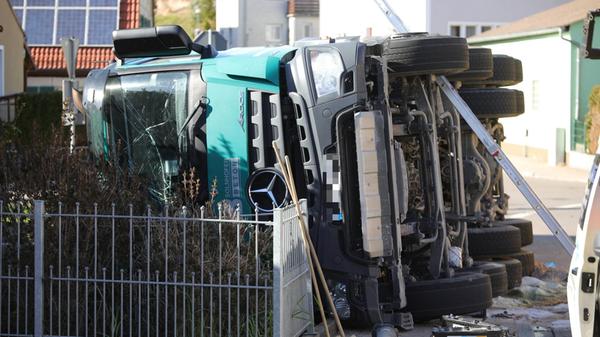 Aus bislang ungeklärter Ursache verlor der 59-jährige Lkw-Fahrer auf der Winkelhaider Straße laut Auskunft des Polizeipräsidiums Mittelfranken in einer Linkskurve die Kontrolle über sein Fahrzeug. Der Lkw kam nach rechts von der Fahrbahn ab und kippte um.