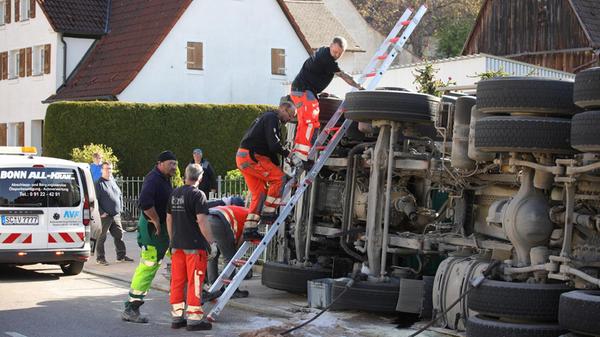 Nach derzeitigem Ermittlungsstand war das Fahrzeug mit acht Kubikmetern Frischbeton (entspricht rund 20 Tonnen) beladen. Dieser lief bei dem Unfall aber nicht aus der Mischtrommel aus.