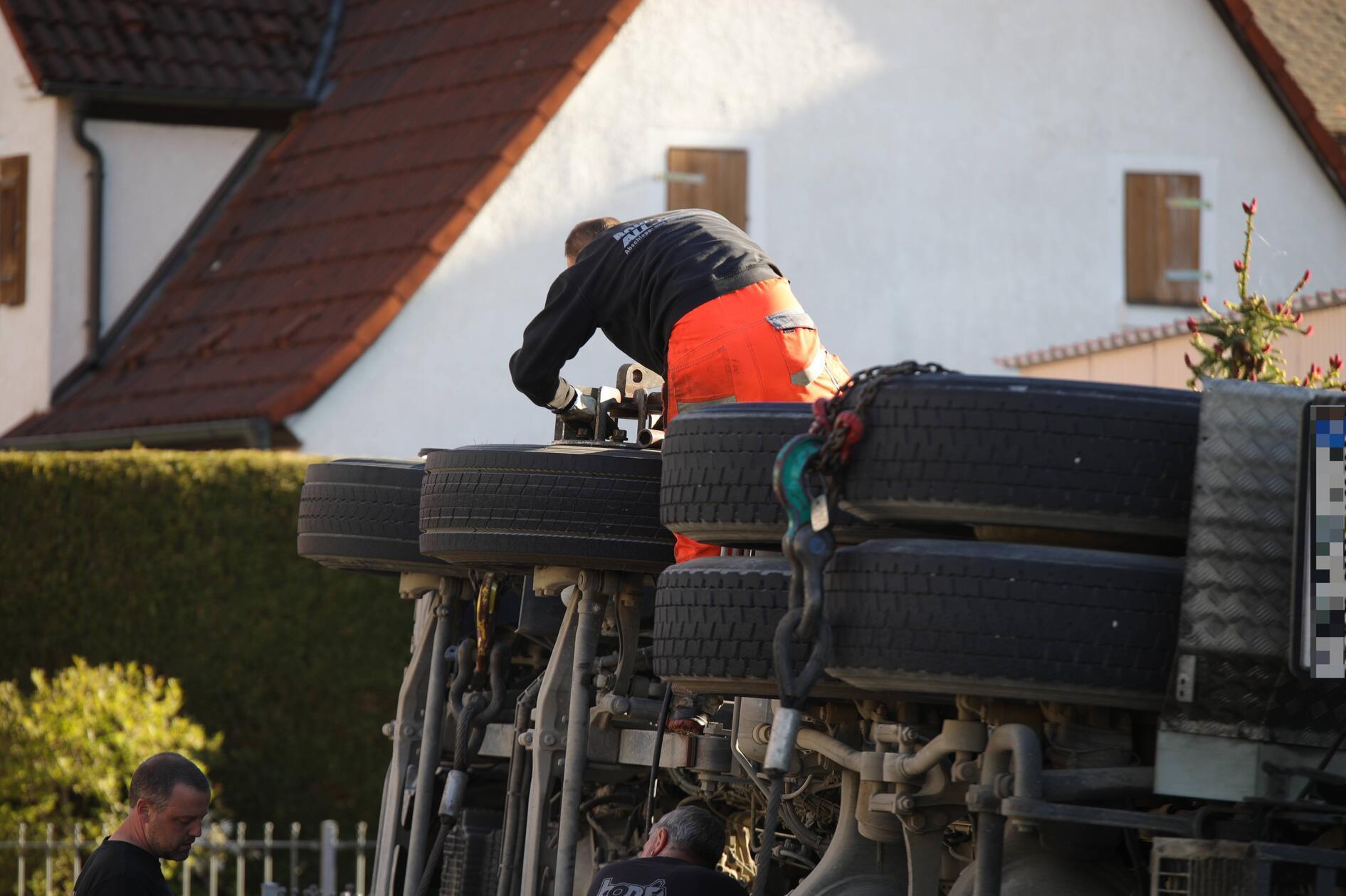 Der Fahrer des Lkw wurde bei dem Unfall leicht verletzt und zur weiteren Behandlung in ein nahegelegenes Krankenhaus gebracht.