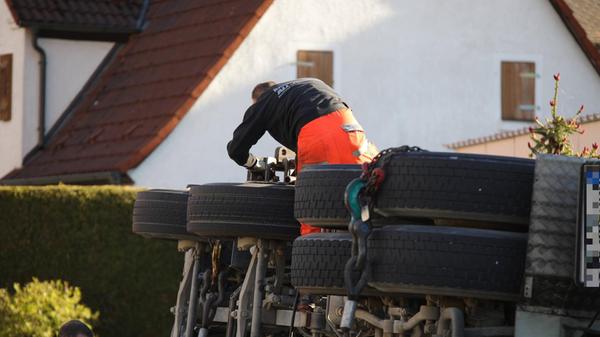 Der Fahrer des Lkw wurde bei dem Unfall leicht verletzt und zur weiteren Behandlung in ein nahegelegenes Krankenhaus gebracht.