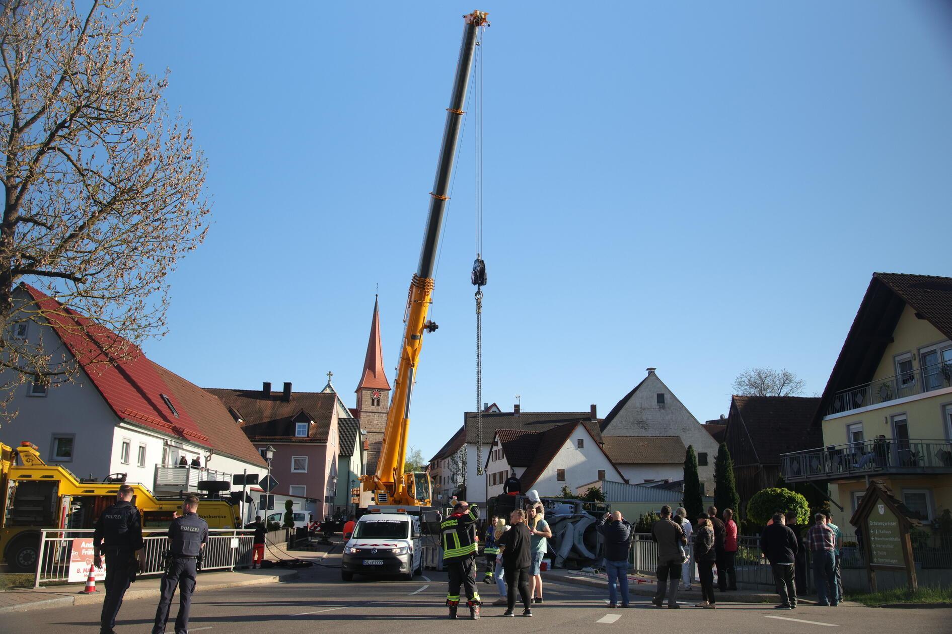Die Freiwillige Feuerwehr Mitteleschenbach sicherte die Unfallstelle ab, leitete den Verkehr um und unterstützt ein Bergeunternehmen bei der Bergung des Fahrzeugs. Die Winkelhaider Straße musste gesperrt werden, wie ein Sprecher des Polizeipräsidiums Mittelfranken auf Nachfrage dieser Redaktion mitteilte.