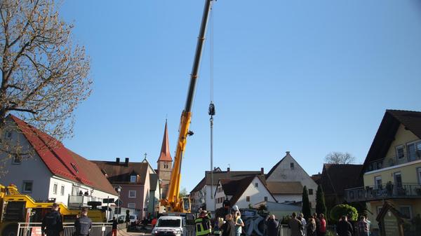 Die Freiwillige Feuerwehr Mitteleschenbach sicherte die Unfallstelle ab, leitete den Verkehr um und unterstützt ein Bergeunternehmen bei der Bergung des Fahrzeugs. Die Winkelhaider Straße musste gesperrt werden, wie ein Sprecher des Polizeipräsidiums Mittelfranken auf Nachfrage dieser Redaktion mitteilte.
