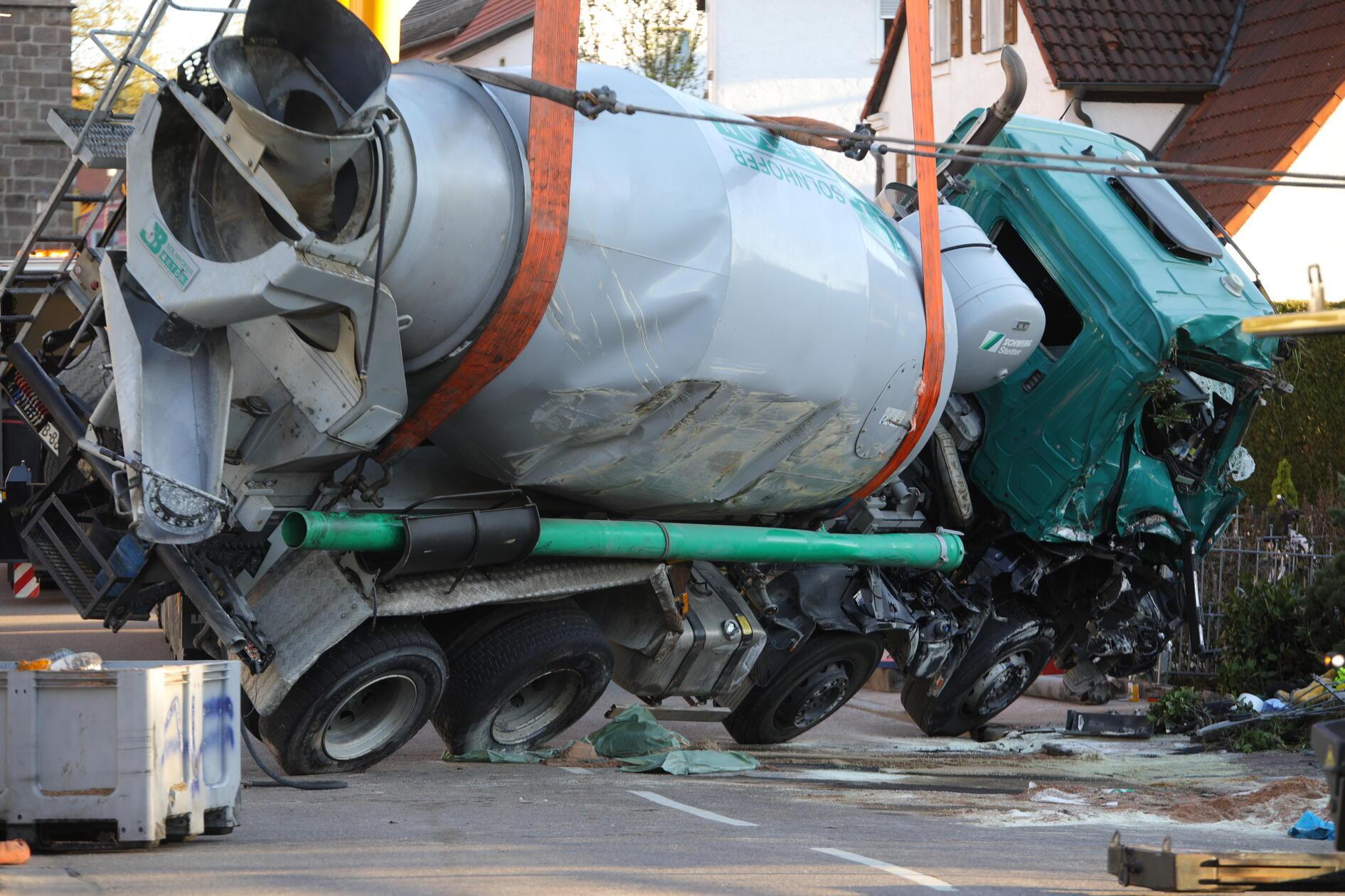 Da aus dem Lkw Betriebsstoffe austraten, wurde zusätzlich das Wasserwirtschaftsamt Ansbach an die Unfallstelle hinzugezogen.