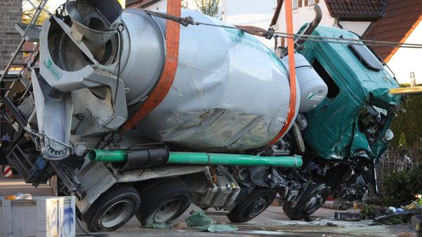 Da aus dem Lkw Betriebsstoffe austraten, wurde zusätzlich das Wasserwirtschaftsamt Ansbach an die Unfallstelle hinzugezogen.
