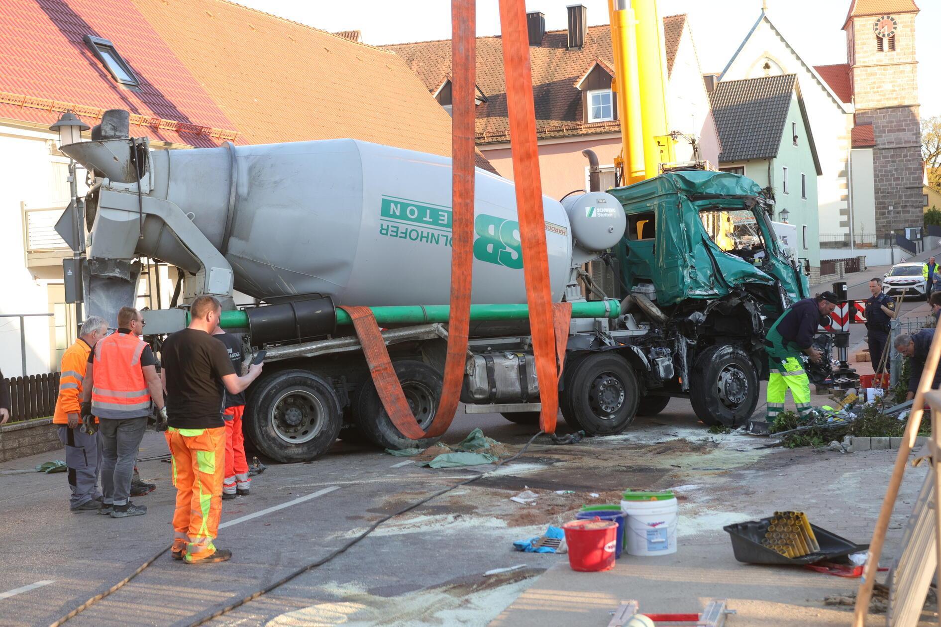 Mit schwerem Gerät konnte das Lkw schließlich aufgerichtet werden.