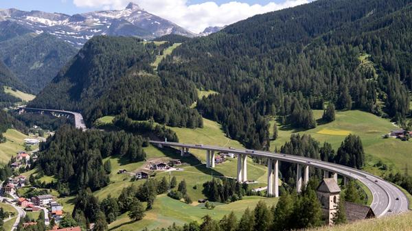 Autos und LKW fahren über den Brenner (Autobahn A1