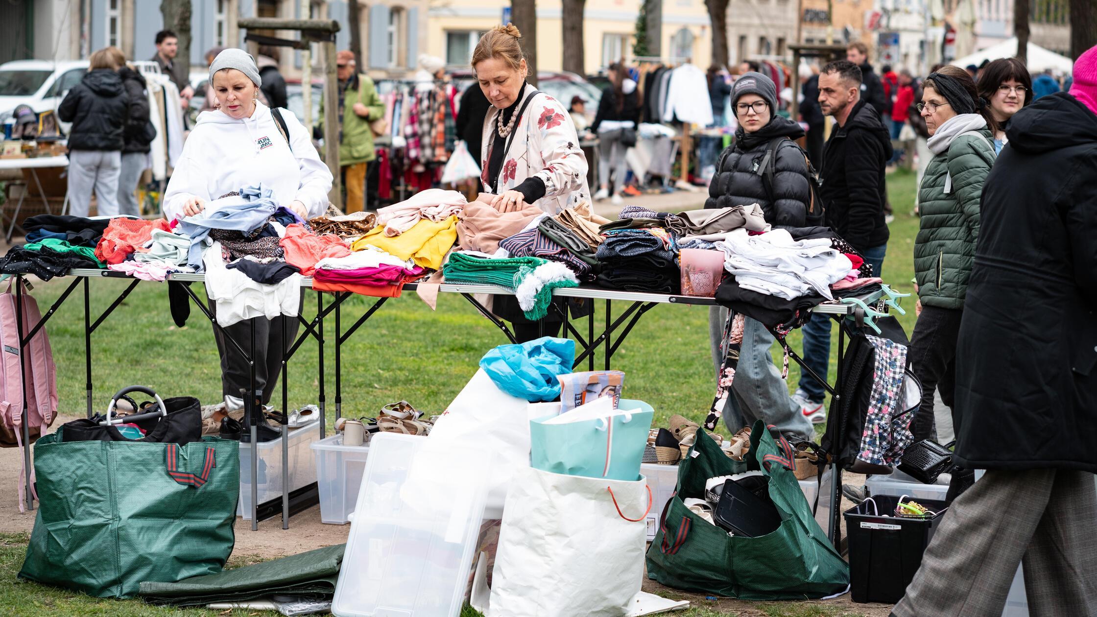 Den Flohmarkt auf dem Erlanger Bohlenplatz gibt es