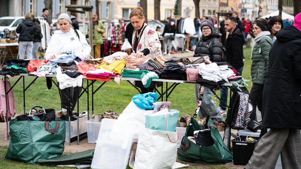 Den Flohmarkt auf dem Erlanger Bohlenplatz gibt es