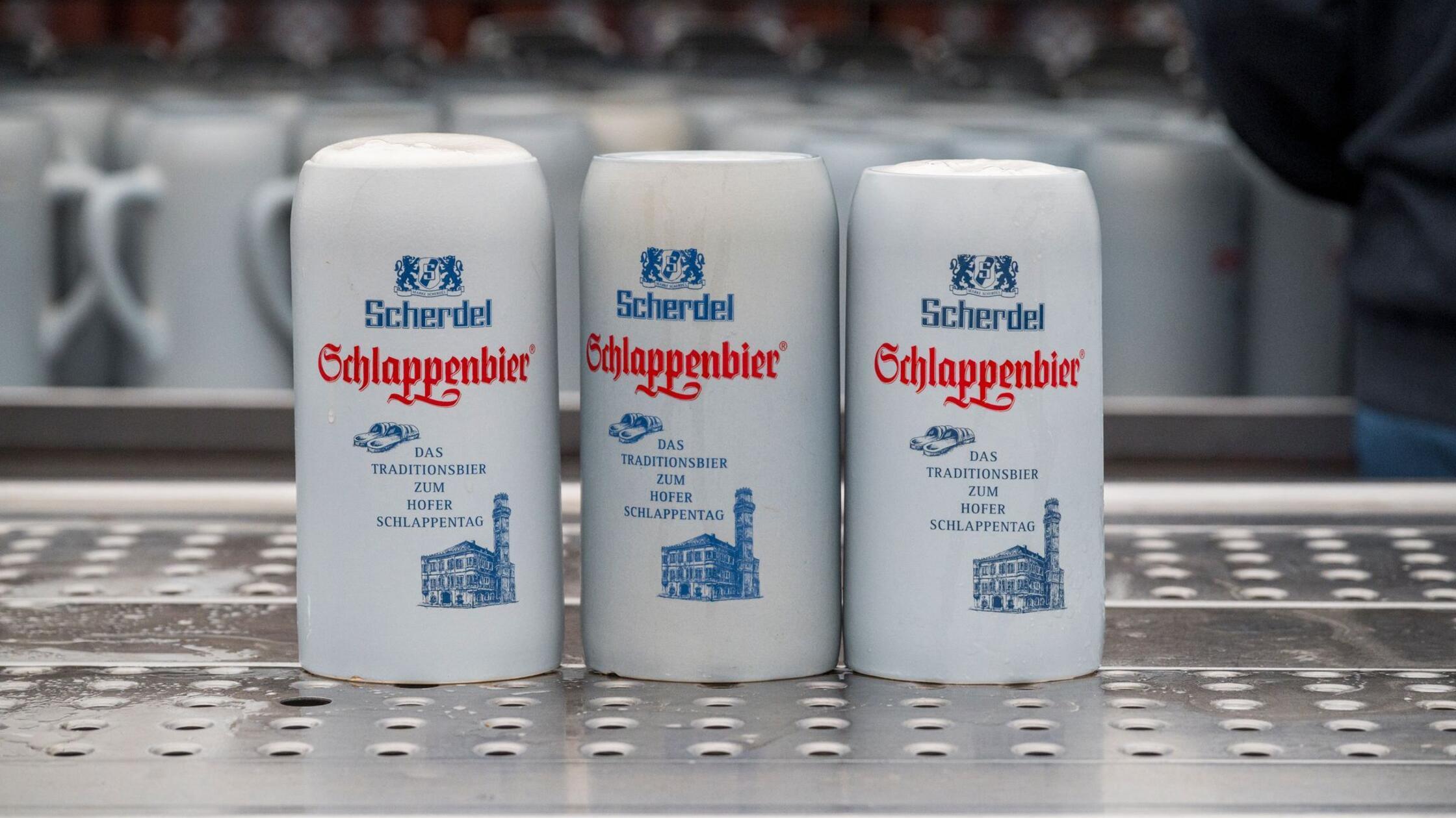 Drei Maß Schlappenbier stehen beim 592. Schlappent