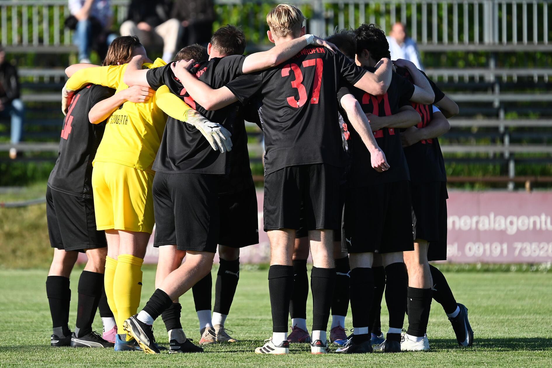 Mittwochabend in der Fußball-Landesliga: SV Buckenhofen gegen DJK Ammerthal, Teamkreis vor dem Anpfiff