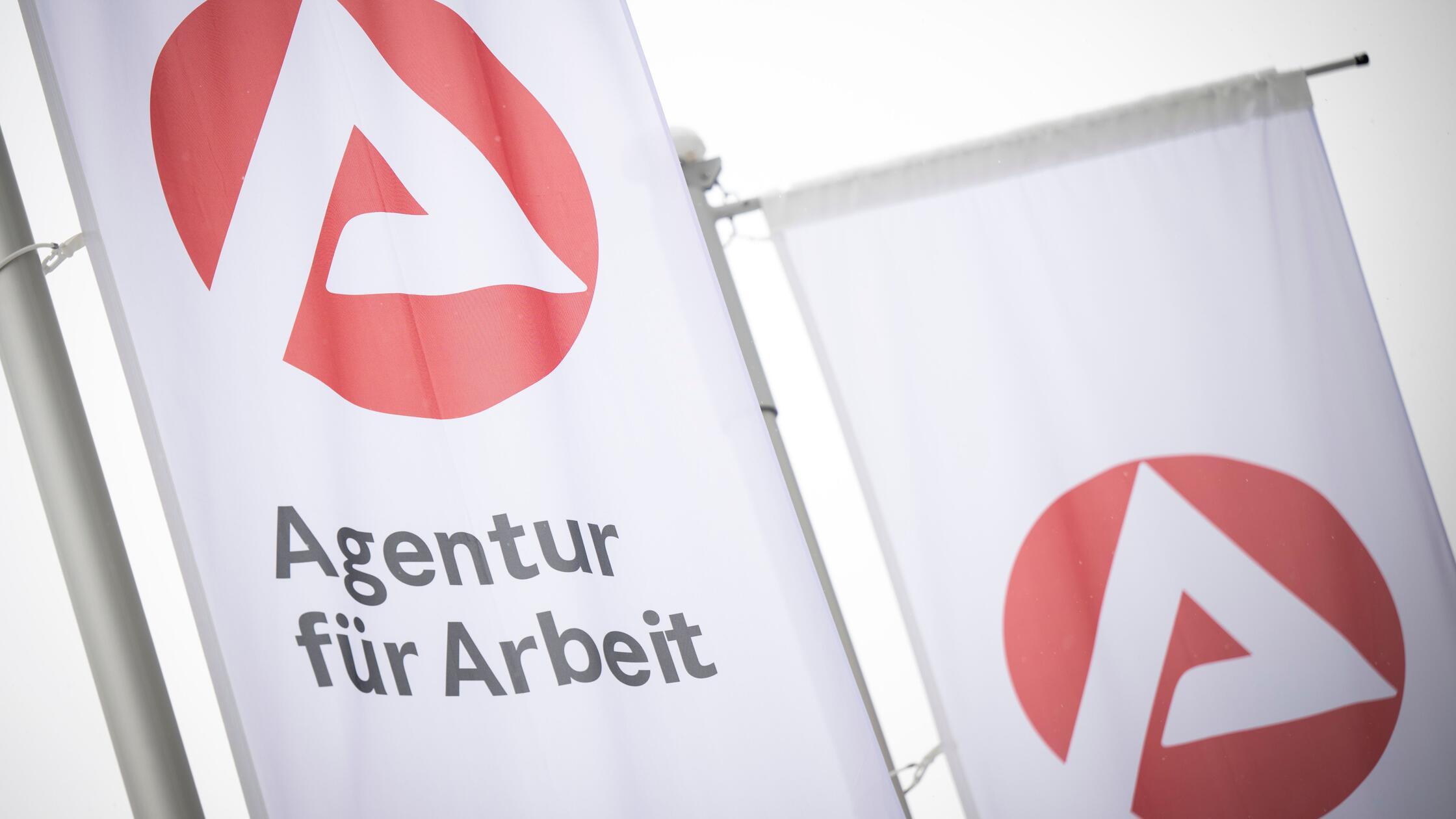 Eine Fahne mit dem Logo der Agentur für Arbeit weh