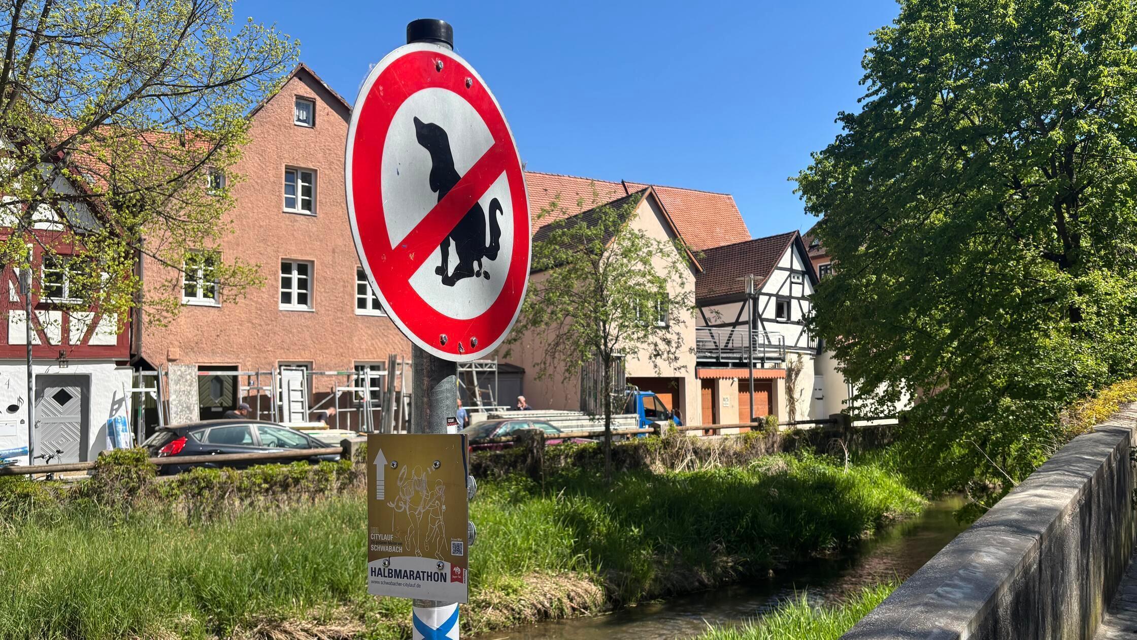 kein Hundeklo Schwabach Schild Symbolbild