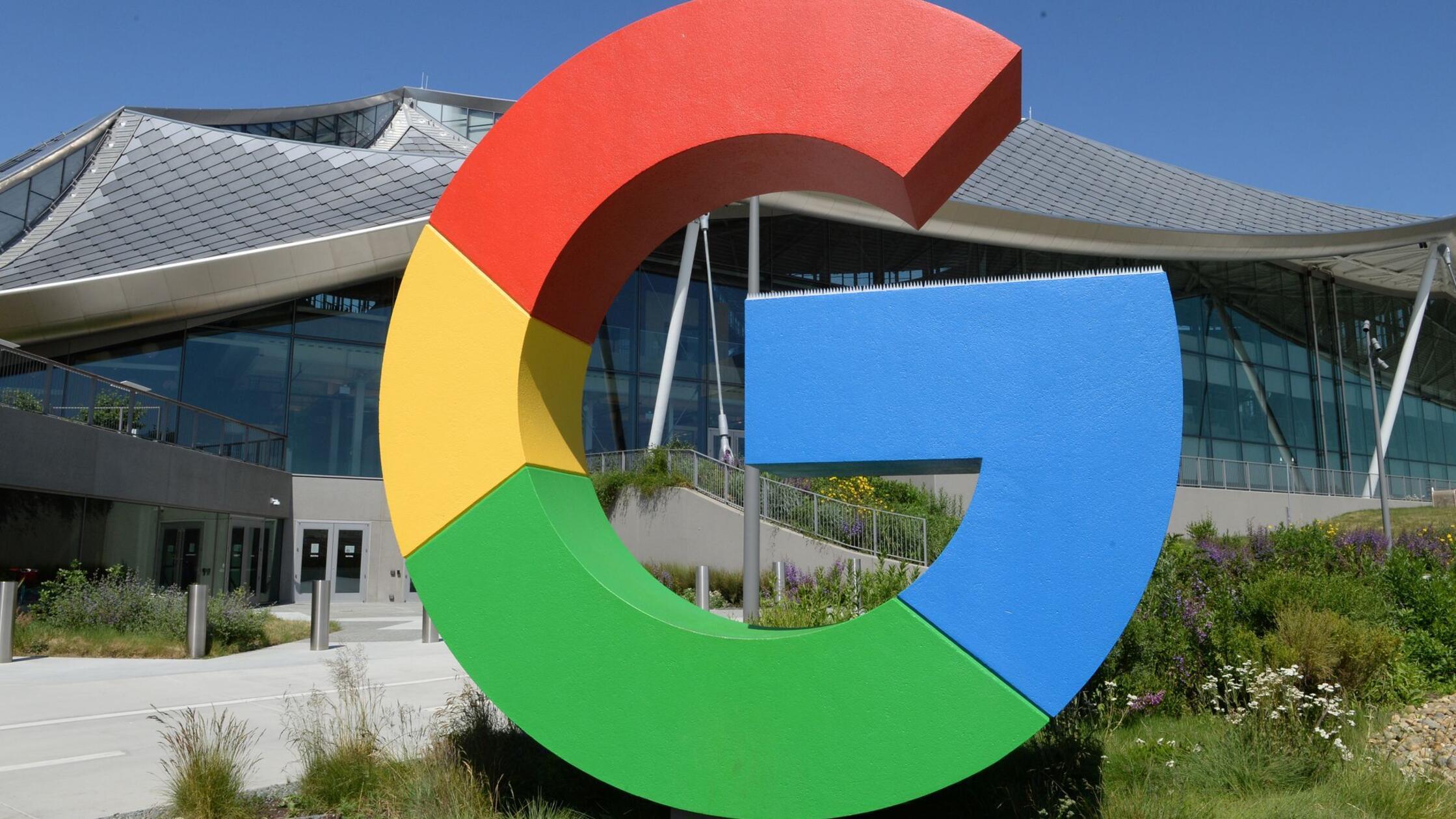 Das Logo von Google ist neben einem Gebäude der Ko