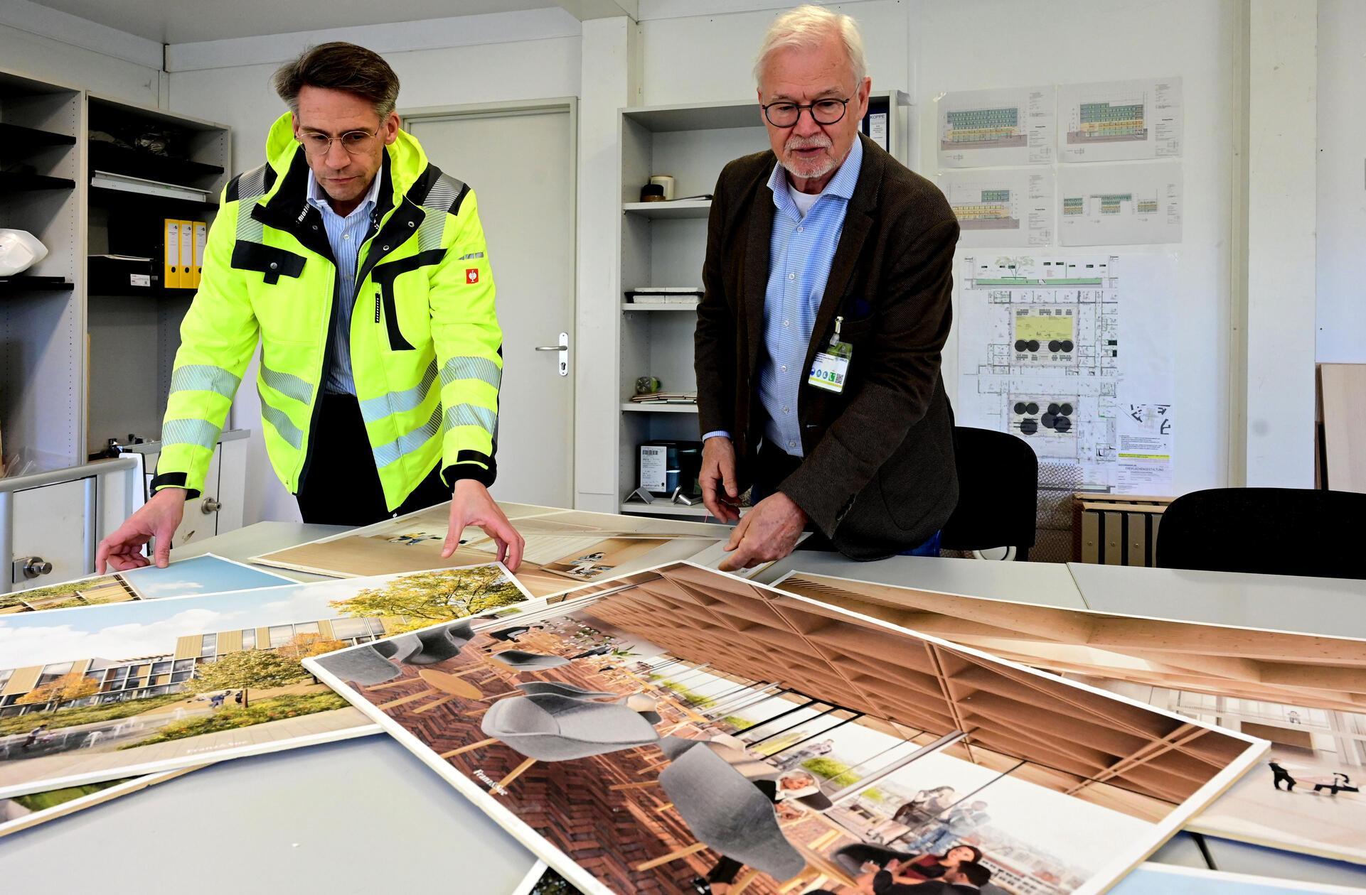 Der Evangelische Campus am Rathenauplatz in Nürnberg wird bald fertig, Regionalbischof a.D Stefan Nitsche (rechts) und Projektleiter Günter Weissteiner zeigen bei einem Rundgang Entwürfe.