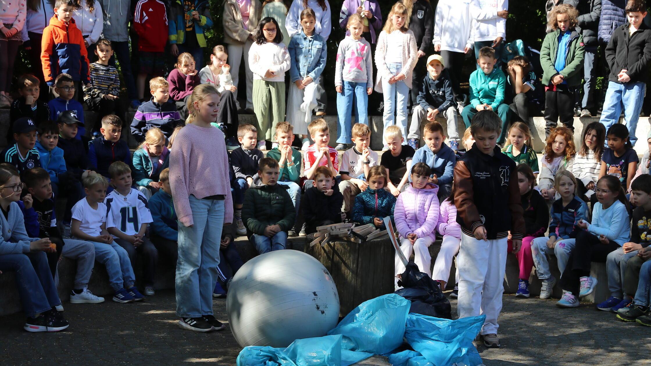 Die Schülerinnen und Schüler der Klasse 4a mit ihr