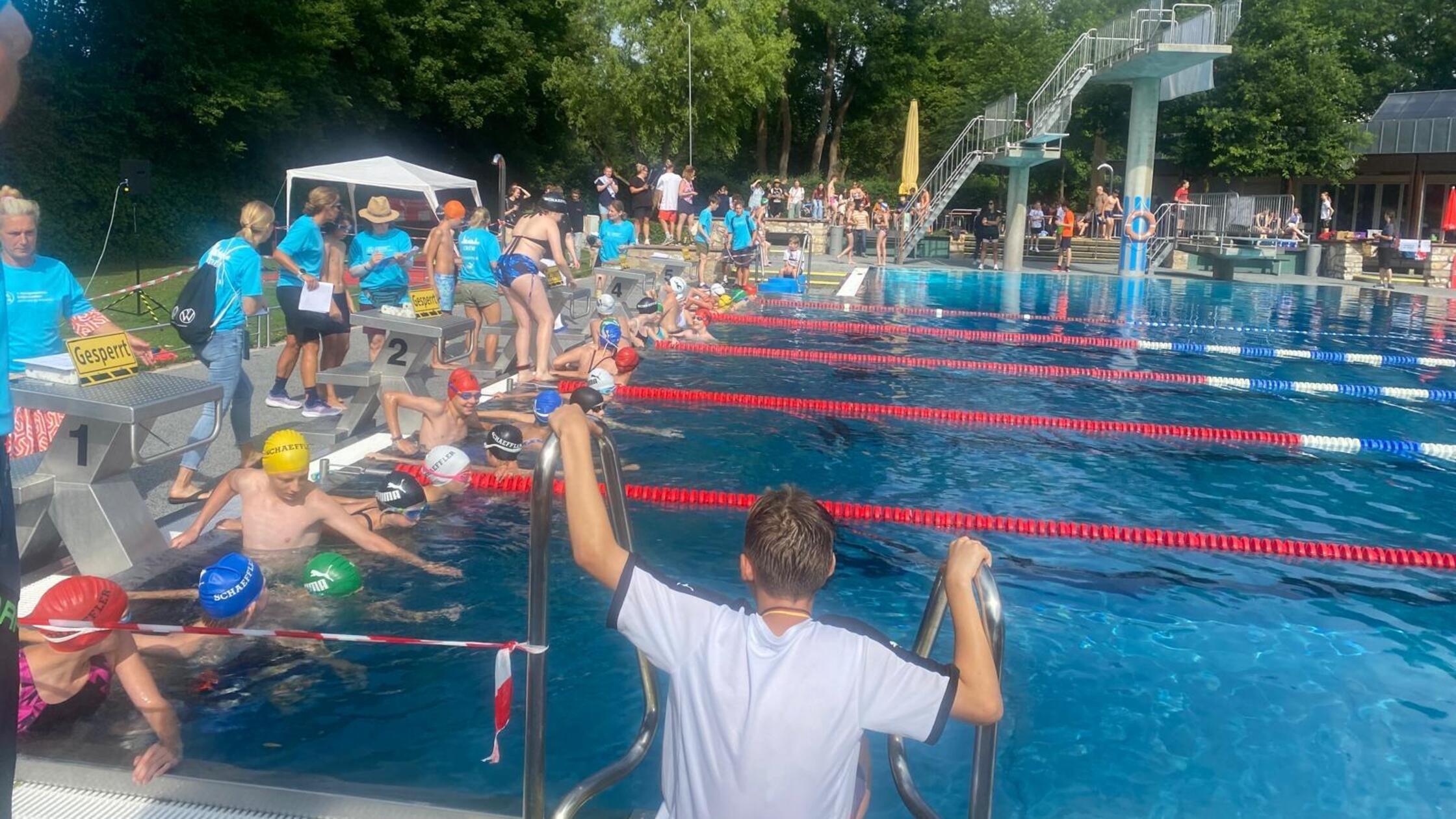 Schwimmstart des Schülertriathlons 2024