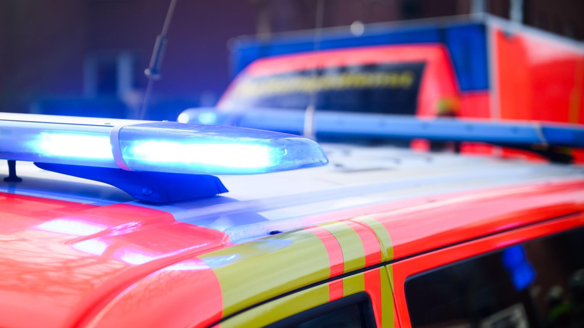 Blaulichter leuchten an einer Einsatzstelle auf ei