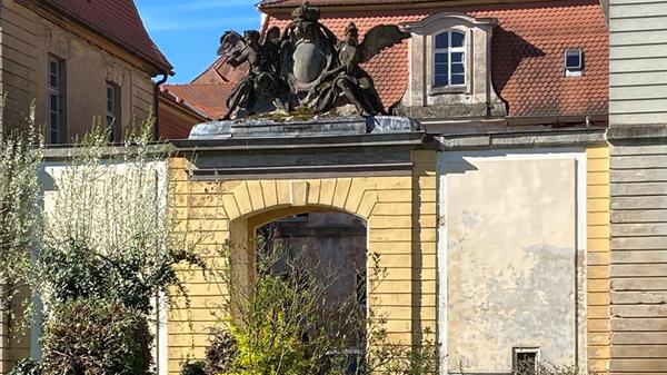 Der Eingang zum Ehrenhof des Marstalls ziert diese