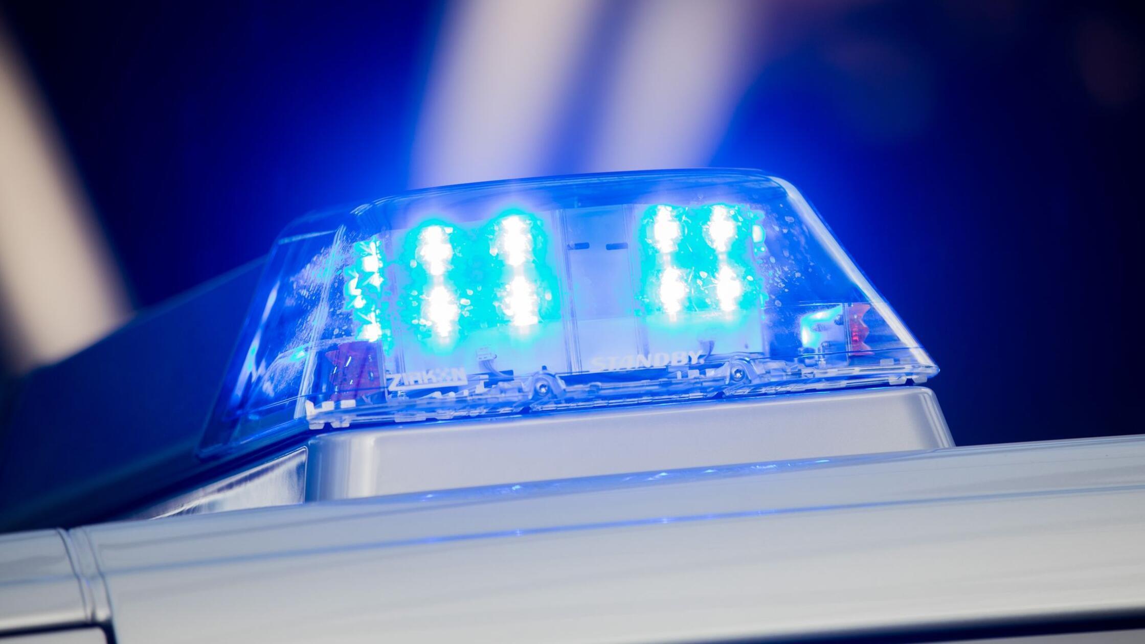 Ein Blaulicht leuchtet auf dem Streifenwagen der P