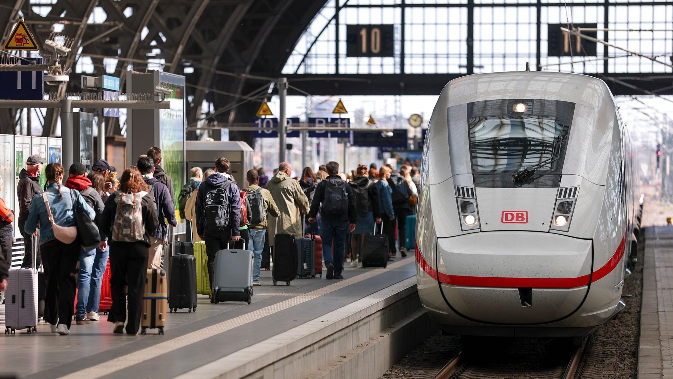 Ein ICE-4 fährt an einen vollen Bahnsteig im Haupt