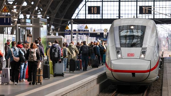 Ein ICE-4 fährt an einen vollen Bahnsteig im Haupt