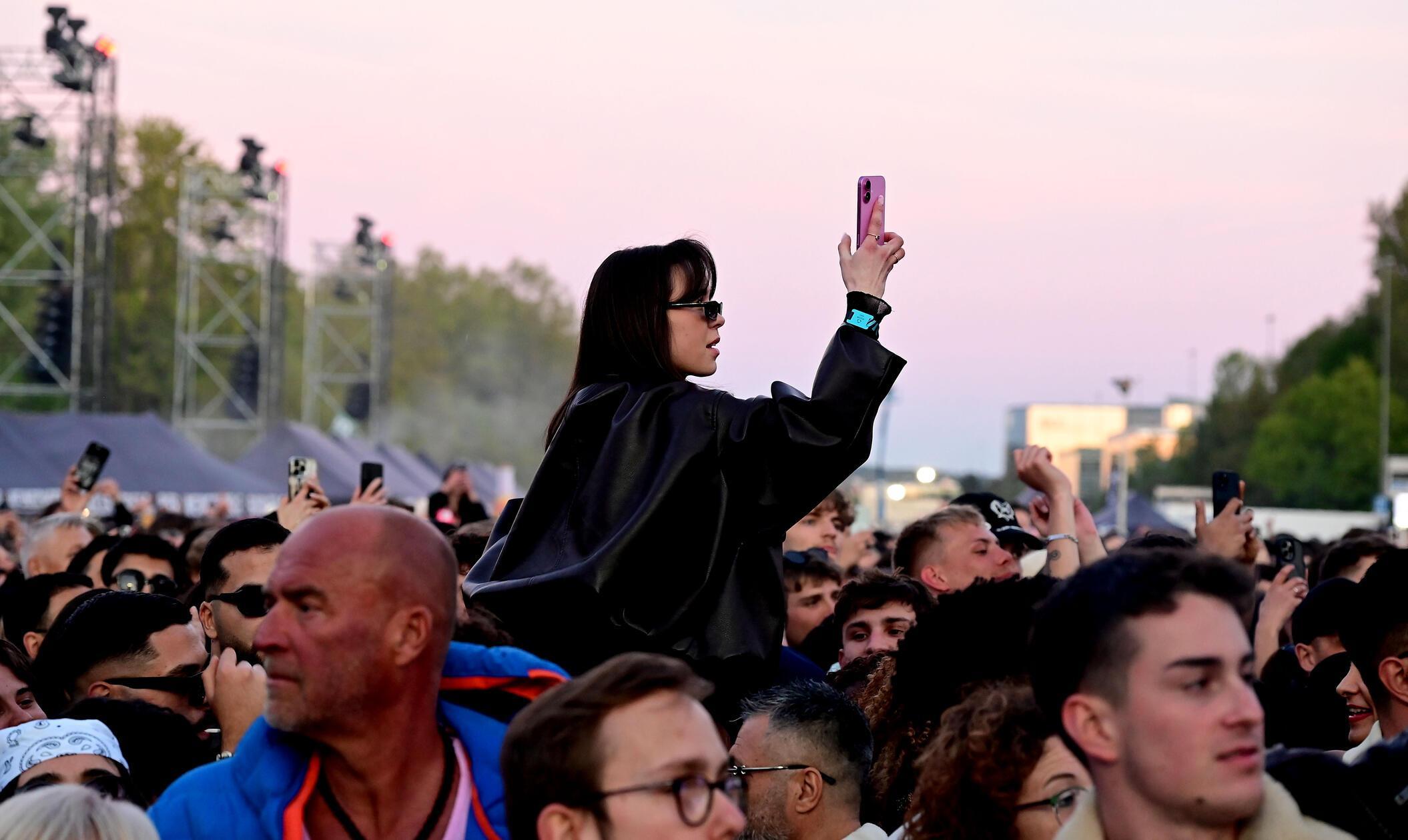In der Feiermeile, die an die Love Parade in Berlin erinnerte, nutzen einige einen besonders hohen Platz, um auf die Bühne sehen zu können.