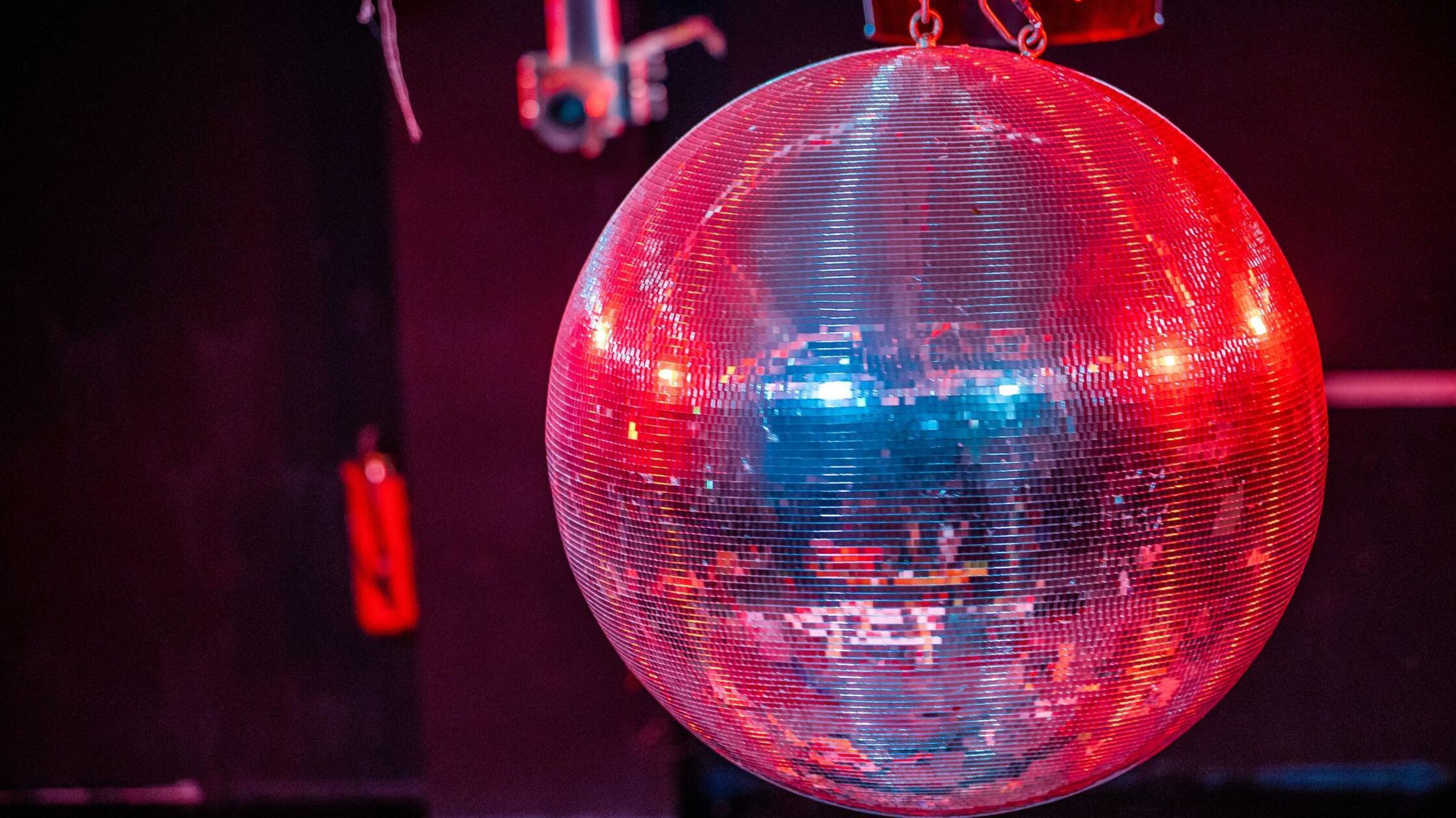 Die farbig beleuchtete Discokugel dreht sich über 