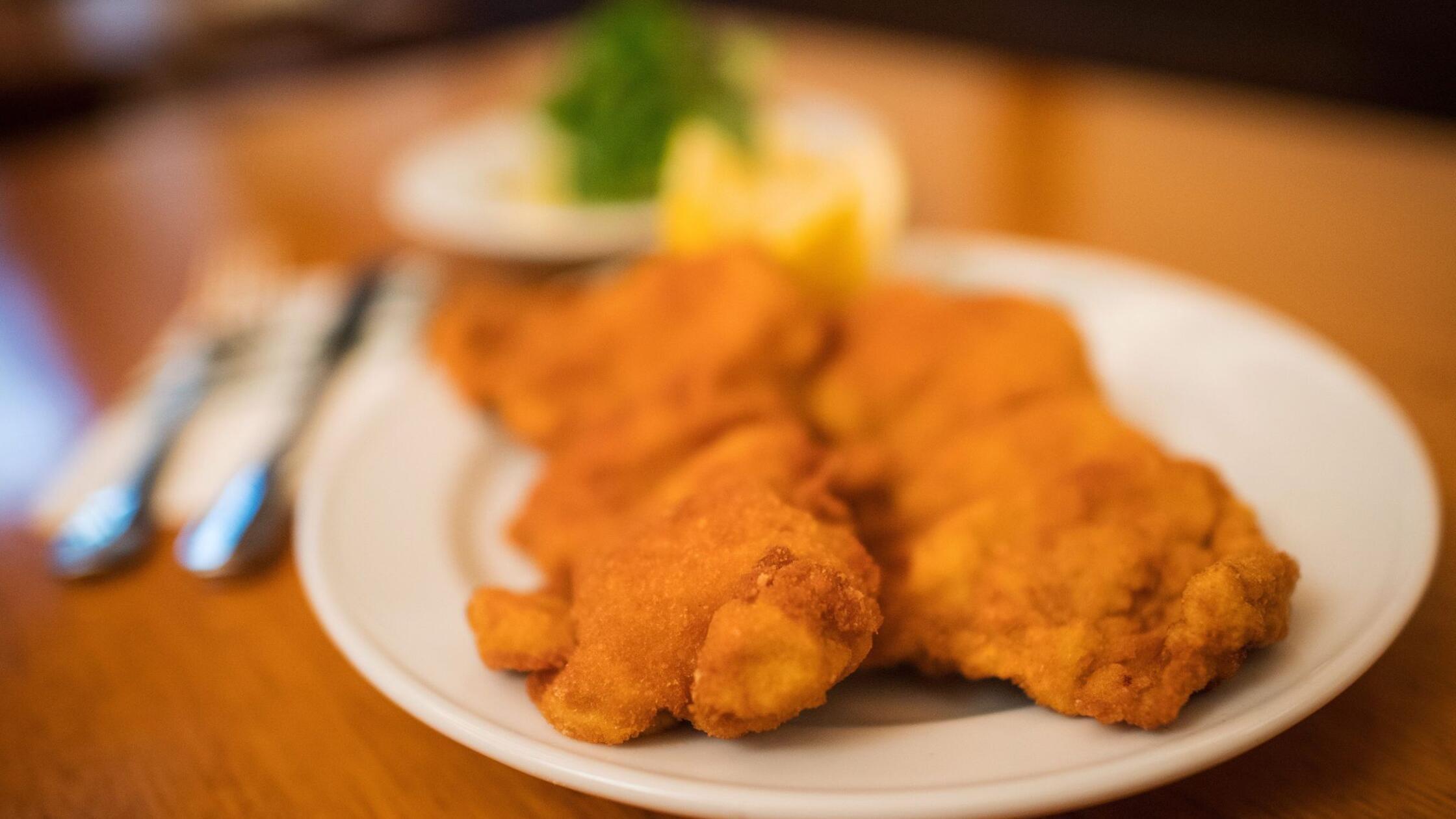 Zwei Schnitzel werden in einem Restaurant serviert
