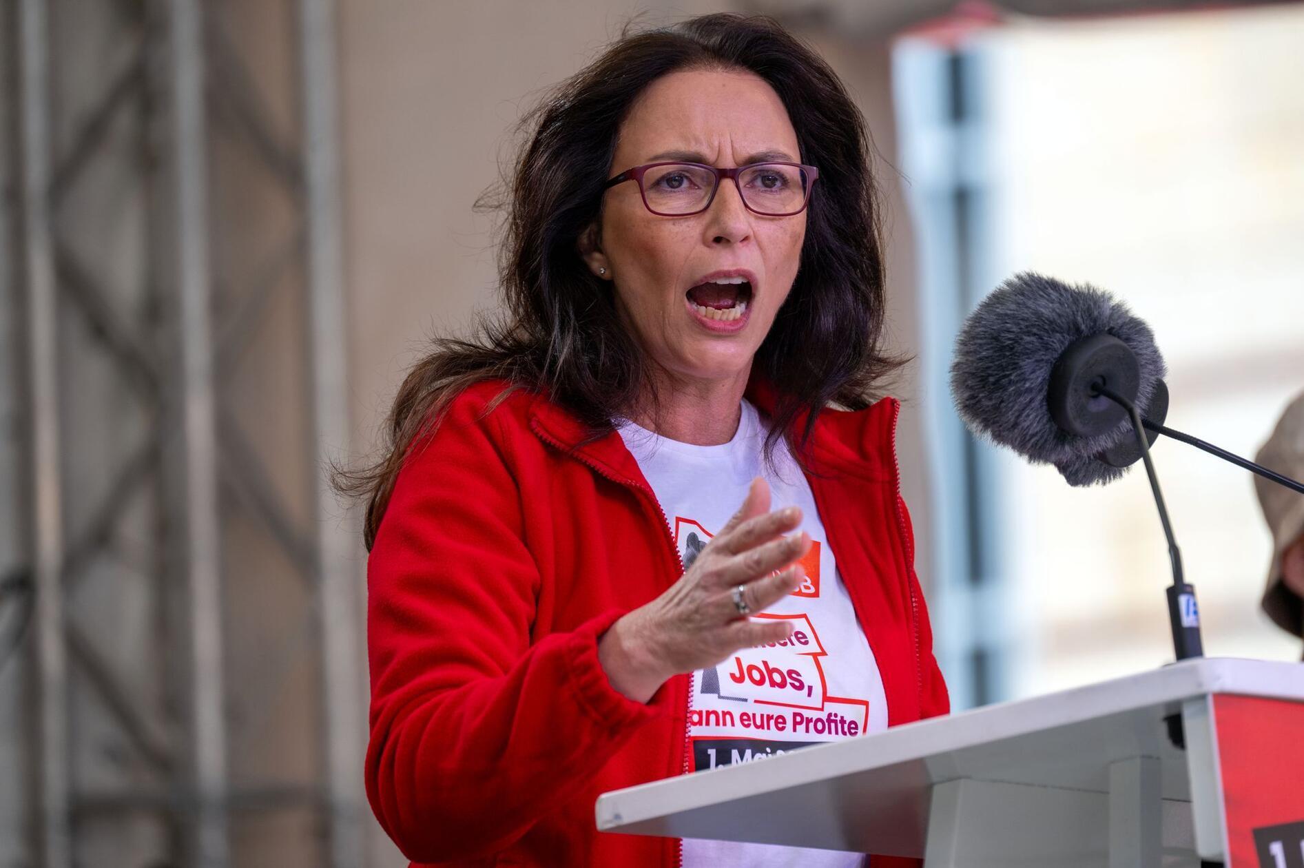 „Wenn man uns angreift, dann wehren wir uns“, sagte die Vorsitzende des Deutschen Gewerkschaftsbundes (DGB), Yasmin Fahimi, auf der zentralen Kundgebung in Nürnberg.