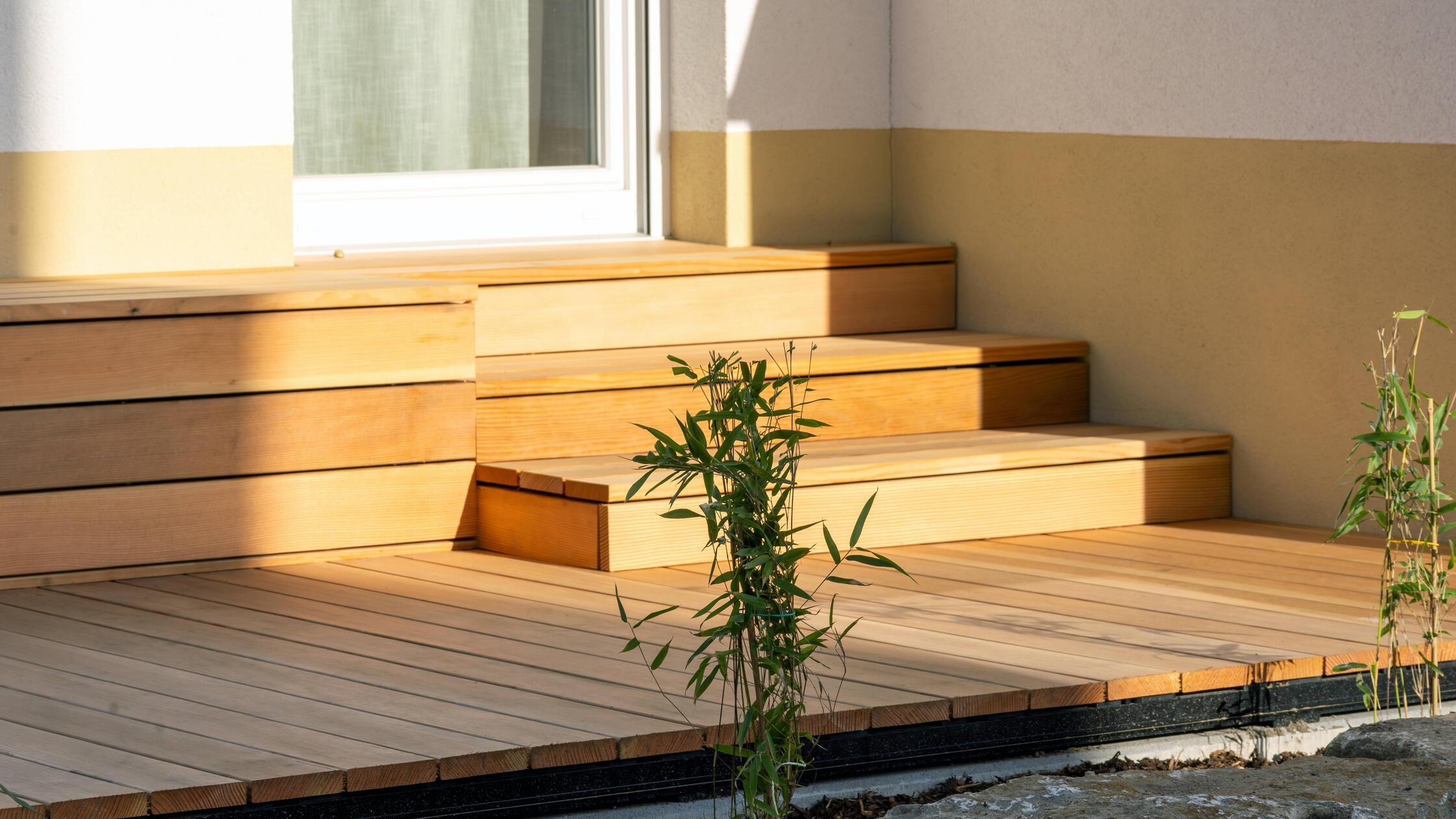 Schöne Holzterrasse an einem neu angelegten Garten