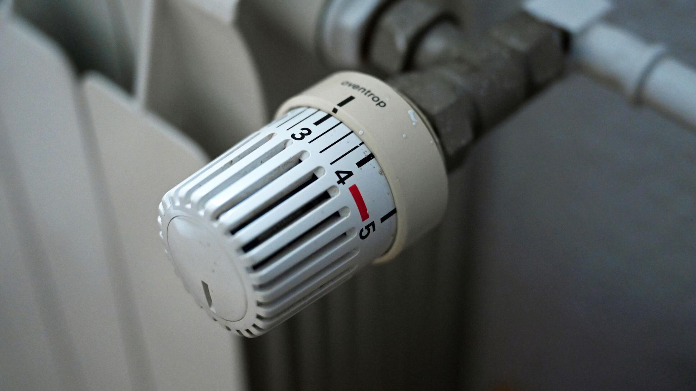Ein Thermostatregler einer Heizung ist in einer Wo