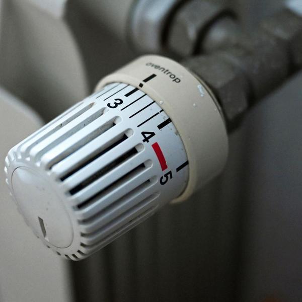 Ein Thermostatregler einer Heizung ist in einer Wo