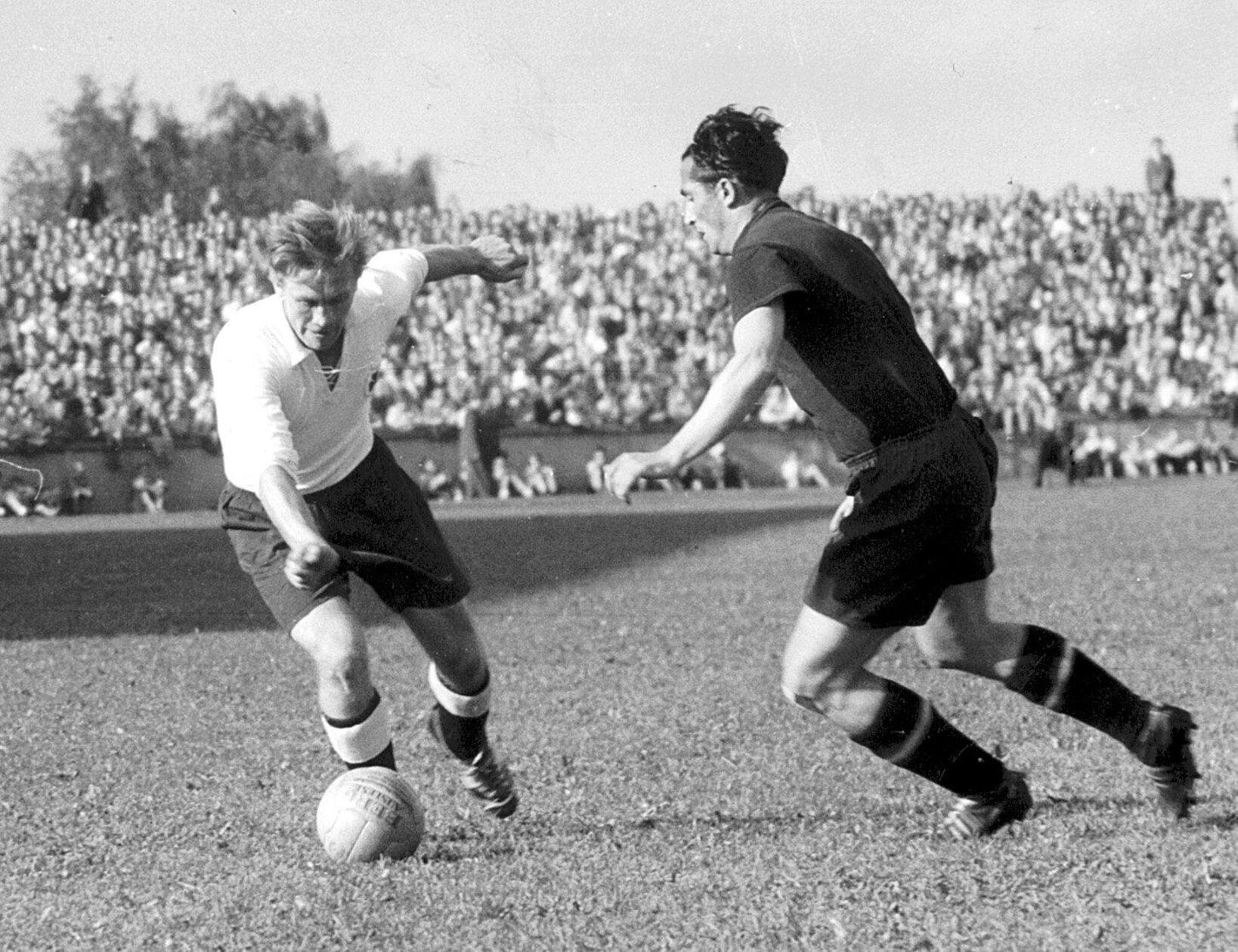 Adi Knoll Als Verteidiger höchster Güte und Elfmeterschütze eine Fürther Legende: Hier begegnet Adi Knoll Gegenspieler Max Appis allerdings noch im Nürnberger Trikot.
