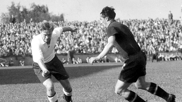 Adi Knoll Als Verteidiger höchster Güte und Elfmeterschütze eine Fürther Legende: Hier begegnet Adi Knoll Gegenspieler Max Appis allerdings noch im Nürnberger Trikot.