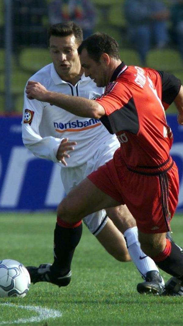 Frank Türr und Armin Störzenhofecker Frank Türr (li.) und Armin Störzenhofecker, zwei gebürtige Nürnberger, standen sowohl beim Club als auch beim Kleeblatt unter Vertrag. Im gleichen Trikot liefen sie dennoch nie auf. Türr begann seine Laufbahn beim Club (1988 - 91), ehe er ab 1994 für die Spielvereinigung aktiv war, bei der acht Jahre später auch die Fußballschuhe an den Nagel hängte. "Ärmel" hingegen war zuerst in Fürth (1983 - 85) tätig, bevor er nach Stationen in Ingolstadt, Augsburg und bei 1860 München von 1995 bis 2002 dem 1. FC Nürnberg ein verlässlicher Dauerläufer war.