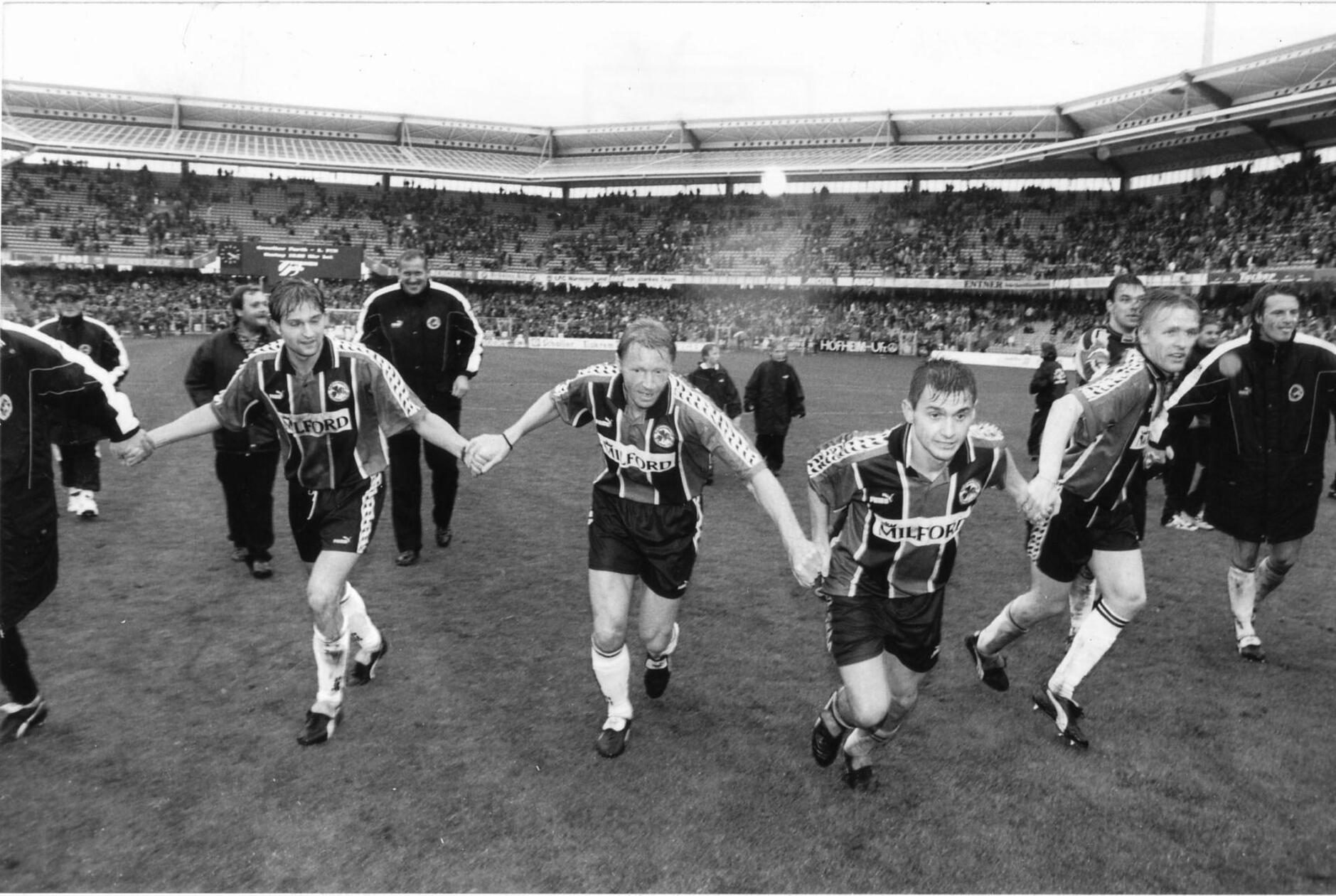 Jochen Weigl und Thomas Richter Vier Fürther jubeln 1996 im Frankenstadion. Das taten Jochen Weigl (3.v.li.) und Thomas Richter (4.v.li.) später auch im Trikot des 1. FCN, das Harald Ebner (2.v.li.) in den Achtzigern auch einmal getragen hatte. Besonders die Transfers von Weigl und Richter, die der Club in der Saison 1997/98 an den Valznerweiher lockte, sorgten in Fürth für Missstimmung. Ach ja: Dass Roberto Hilbert, beim Kleeblatt später Profi und Trainer an der Kronacher Hard, in der Jugend für den 1. FC Nürnberg spielte, wird an dieser Stelle auf Zuruf gerne erwähnt. Im Jugend-Bereich wechselten freilich viele Spieler hin und her, ehe sie sich auf ihre wahre Fußball-Heimat besannen.