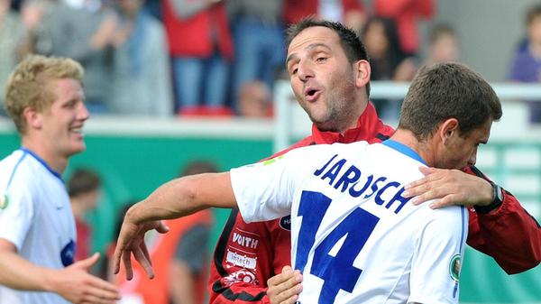 Frank Schmidt Als Club-Spieler hat man Frank Schmidt nicht in Erinnerung behalten. Das liegt daran, dass der damals 18-Jährige in der Saison 1992/93 am Valznerweiher nicht zum Einsatz kam. So zog es den gebürtigen Heidenheimer schnell zum Bayernligisten aus Vestenbergsgreuth, mit dem er in die Regionalliga aufstieg. Nach der Fusion mit der SpVgg Fürth blieb er aber nur noch wenige Monate im Ronhof, ehe er Richtung Österreich abwanderte. Seit vielen Jahren schon ist Schmidt Trainer beim 1. FC Heidenheim, den er erst zu einem Bundesliga-Aufsteiger und zwischenzeitlich sogar zu einem Europapokal-Teilnehmer geformt hat.