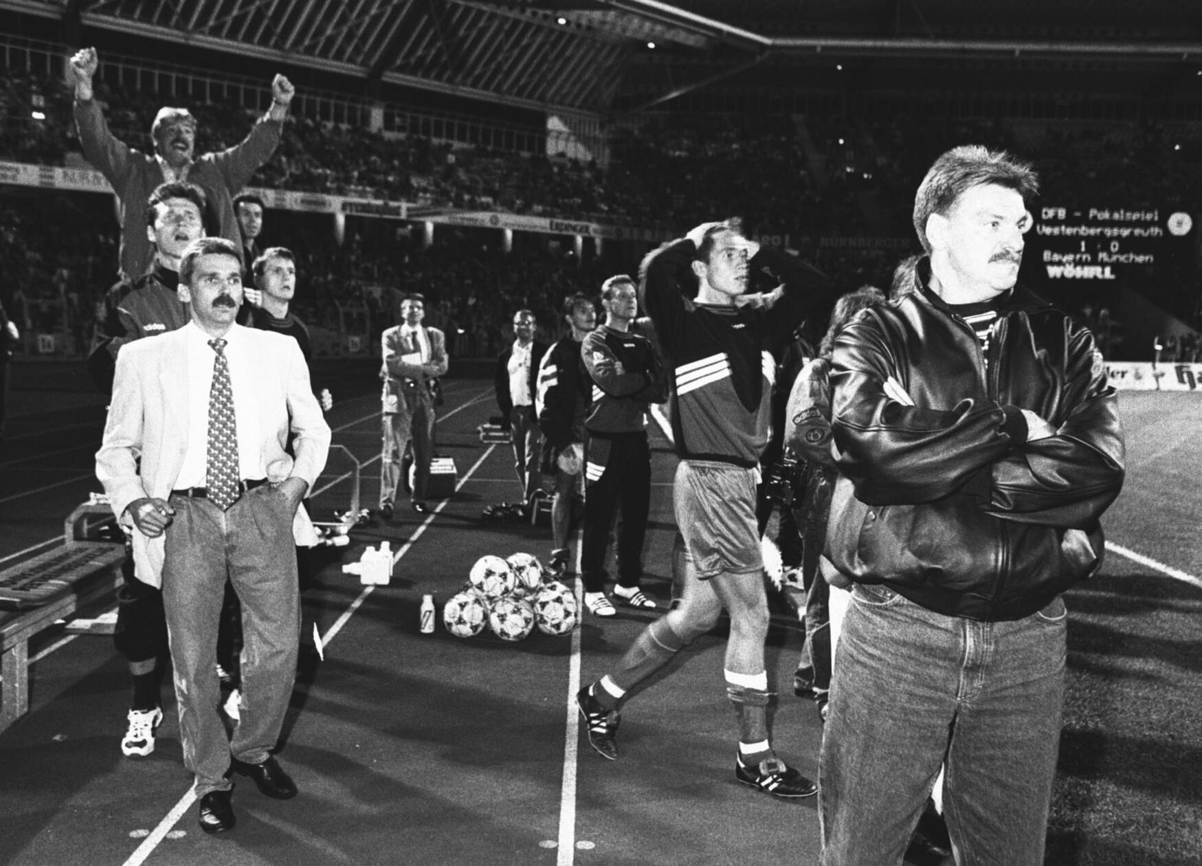 Paul Hesselbach Die Bundesliga-Premiere gegen den FC Bayern war für die SpVgg Greuther Fürth ein echter Kracher. Das war die Pokal-Partie 1994 zwischen den Bayern und dem TSV Vestensbergreuth auch: Als Spieler war das Nürnberger Eigengewächs Paul Hesselbach für das Kleeblatt nie aktiv. Für den Club hütete er hingegen zwischen 1971 und 1973 immerhin 49 Mal das Regionalliga-Tor. Außerdem stand er unter anderem in Uerdingen und Gladbach unter Vertrag. Nach seiner aktiven Karriere stand er für zwei Jahre (1987-89) in Fürth am Spielfeldrand. Seinen schönsten Erfolg aber feierte er 1994 als Trainer des TSV Vestenbergsgreuth, als man im DFB-Pokal das Starensemble des FC Bayern in Nürnberg aus dem Wettbewerb kegelte.