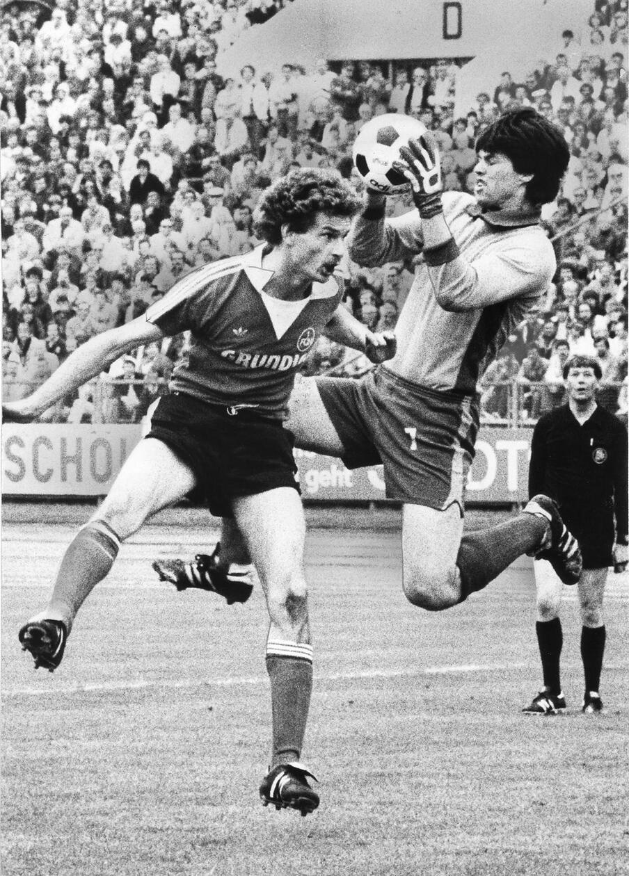 Bertram Beierlorzer Um Rivalitäten hat sich Bertram Beierlorzer nie geschert. Der in Nürnberg und Fürth tätige Defensivspezialist verdiente seine Brötchen zwischendurch nämlich auch beim FC Bayern. Begonnen aber hat Beierlorzer seine Karriere beim Club, für den er 119 Spiele absolvierte. Nach dem Ende seiner aktiven Laufbahn saß Bertram Beierlorzer bei beiden Vorgängervereinen der SpVgg Greuther Fürth auf der Trainerbank. Zunächst 1991 als Nachfolger von Rudi Sturz in Vestenbergsgreuth, dann von 1995 bis 1996 beim Kleeblatt.