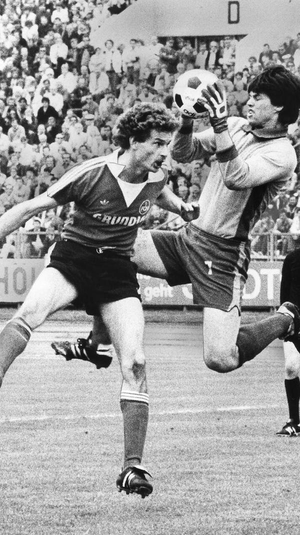 Bertram Beierlorzer Um Rivalitäten hat sich Bertram Beierlorzer nie geschert. Der in Nürnberg und Fürth tätige Defensivspezialist verdiente seine Brötchen zwischendurch nämlich auch beim FC Bayern. Begonnen aber hat Beierlorzer seine Karriere beim Club, für den er 119 Spiele absolvierte. Nach dem Ende seiner aktiven Laufbahn saß Bertram Beierlorzer bei beiden Vorgängervereinen der SpVgg Greuther Fürth auf der Trainerbank. Zunächst 1991 als Nachfolger von Rudi Sturz in Vestenbergsgreuth, dann von 1995 bis 1996 beim Kleeblatt.