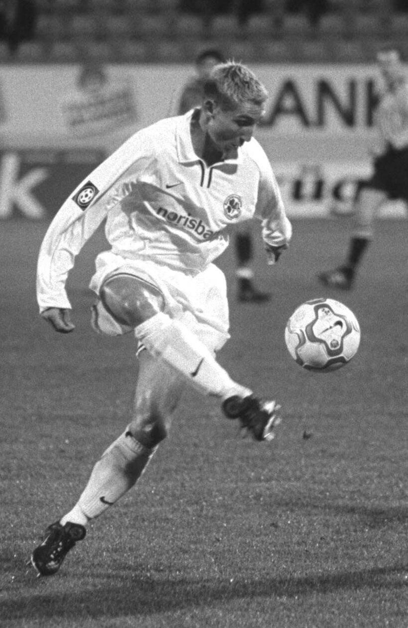Christian Hassa In der Jugend schon einmal beim Club, spielte der gebürtige Forchheimer zunächst für den TSV Vestenbergsgreuth. 1996 buhlten beide fränkischen Rivalen um die Dienste des flinken Flügelspielers, der sich für den 1. FC Nürnberg entschied und an den Valznerweiher zurückkehrte. Als Stammspieler in der Regionalliga-Elf kam Hassa in der Saison 1996/97 auf 31 Einsätze, ehe er sich nach dem Aufstieg vermehrt auf der Ersatzbank wiederfand. Vom Club nicht mehr gebraucht, landete er 1998 schließlich beim Kleeblatt, wo er bis 2002 117 Mal im Unterhaus eingesetzt wurde.