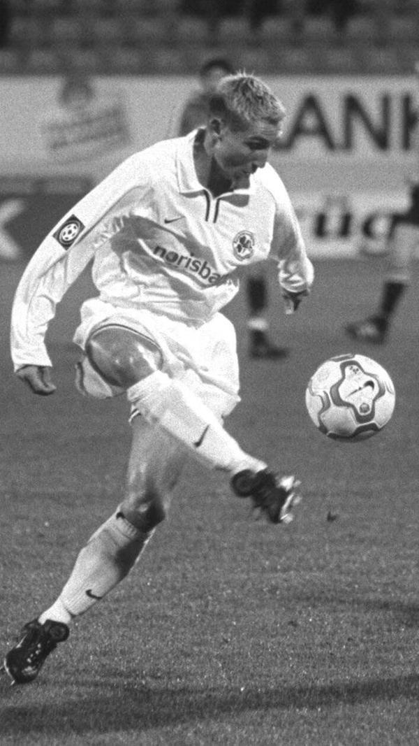 Christian Hassa In der Jugend schon einmal beim Club, spielte der gebürtige Forchheimer zunächst für den TSV Vestenbergsgreuth. 1996 buhlten beide fränkischen Rivalen um die Dienste des flinken Flügelspielers, der sich für den 1. FC Nürnberg entschied und an den Valznerweiher zurückkehrte. Als Stammspieler in der Regionalliga-Elf kam Hassa in der Saison 1996/97 auf 31 Einsätze, ehe er sich nach dem Aufstieg vermehrt auf der Ersatzbank wiederfand. Vom Club nicht mehr gebraucht, landete er 1998 schließlich beim Kleeblatt, wo er bis 2002 117 Mal im Unterhaus eingesetzt wurde.
